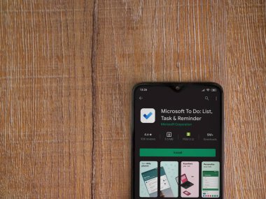 Lod, Israel - 8 Temmuz 2020: Microsoft To Do app playshop sayfası ahşap arka planda siyah bir cep telefonunun ekranında. Üst görünüm düzlüğü kopyalama alanı ile yatıyordu.