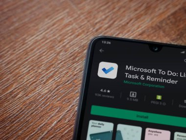 Lod, Israel - 8 Temmuz 2020: Microsoft To Do app playshop sayfası ahşap arka planda siyah bir cep telefonunun ekranında. Üst görünüm düzlüğü kopyalama alanı ile yatıyordu.