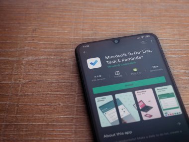 Lod, Israel - 8 Temmuz 2020: Microsoft To Do app playshop sayfası ahşap arka planda siyah bir cep telefonunun ekranında. Üst görünüm düzlüğü kopyalama alanı ile yatıyordu.