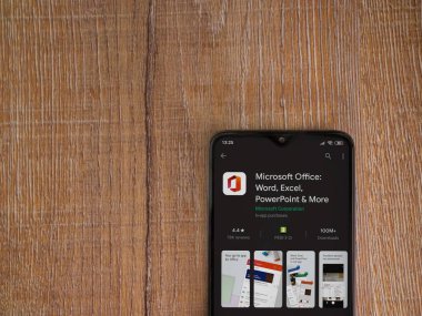 Lod, Israel - 8 Temmuz 2020: Microsoft Office uygulama oyun mağazası sayfası ahşap arka planda siyah bir cep telefonunun ekranında. Üst görünüm düzlüğü kopyalama alanı ile yatıyordu.