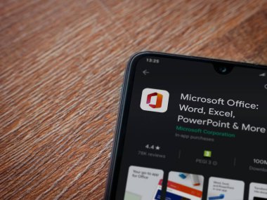 Lod, Israel - 8 Temmuz 2020: Microsoft Office uygulama oyun mağazası sayfası ahşap arka planda siyah bir cep telefonunun ekranında. Üst görünüm düzlüğü kopyalama alanı ile yatıyordu.