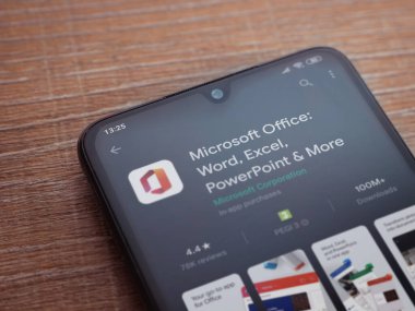 Lod, Israel - 8 Temmuz 2020: Microsoft Office uygulama oyun mağazası sayfası ahşap arka planda siyah bir cep telefonunun ekranında. Üst görünüm düzlüğü kopyalama alanı ile yatıyordu.