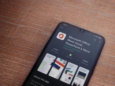 Lod, Israel - 8 Temmuz 2020: Microsoft Office uygulama oyun mağazası sayfası ahşap arka planda siyah bir cep telefonunun ekranında. Üst görünüm düzlüğü kopyalama alanı ile yatıyordu.