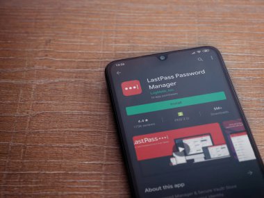 Lod, Israel - 8 Temmuz 2020: LastPass Şifre Yöneticisi uygulama oyun mağazası sayfası ahşap arka planda siyah bir cep telefonu sergilenmektedir. Üst görünüm düzlüğü kopyalama alanı ile yatıyordu.