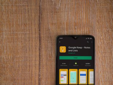 Lod, Israel - 8 Temmuz 2020: Google Keep uygulaması oyun mağazası sayfası ahşap arka planda siyah bir cep telefonu ekranında. Üst görünüm düzlüğü kopyalama alanı ile yatıyordu.