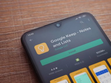 Lod, Israel - 8 Temmuz 2020: Google Keep uygulaması oyun mağazası sayfası ahşap arka planda siyah bir cep telefonu ekranında. Üst görünüm düzlüğü kopyalama alanı ile yatıyordu.