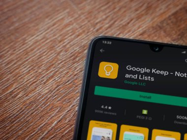 Lod, Israel - 8 Temmuz 2020: Google Keep uygulaması oyun mağazası sayfası ahşap arka planda siyah bir cep telefonu ekranında. Üst görünüm düzlüğü kopyalama alanı ile yatıyordu.