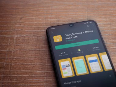 Lod, Israel - 8 Temmuz 2020: Google Keep uygulaması oyun mağazası sayfası ahşap arka planda siyah bir cep telefonu ekranında. Üst görünüm düzlüğü kopyalama alanı ile yatıyordu.