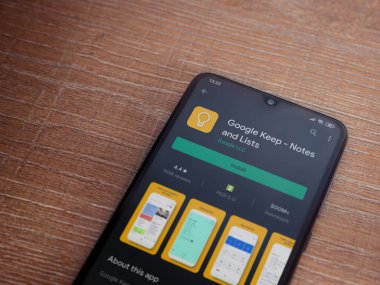 Lod, Israel - 8 Temmuz 2020: Google Keep uygulaması oyun mağazası sayfası ahşap arka planda siyah bir cep telefonu ekranında. Üst görünüm düzlüğü kopyalama alanı ile yatıyordu.