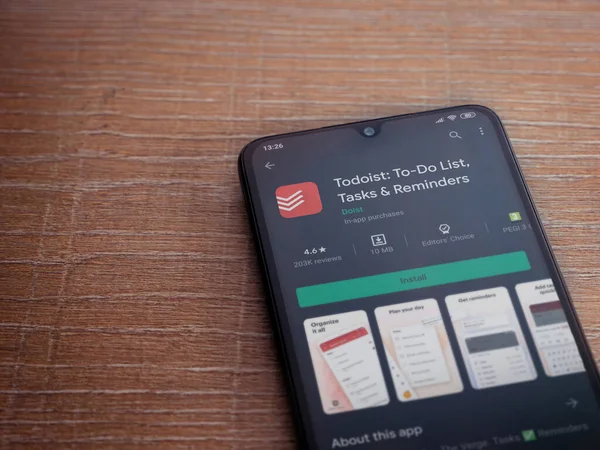 Lod, Israel - 8 Temmuz 2020: Todoist uygulama oyun mağazası sayfası ahşap arka planda siyah bir cep telefonunun ekranında. Üst görünüm düzlüğü kopyalama alanı ile yatıyordu.