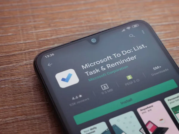 Lod, Israel - 8 Temmuz 2020: Microsoft To Do app playshop sayfası ahşap arka planda siyah bir cep telefonunun ekranında. Üst görünüm düzlüğü kopyalama alanı ile yatıyordu.