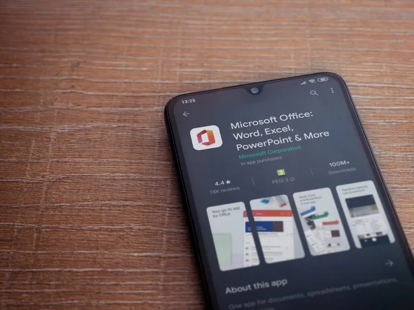 Lod, Israel - 8 Temmuz 2020: Microsoft Office uygulama oyun mağazası sayfası ahşap arka planda siyah bir cep telefonunun ekranında. Üst görünüm düzlüğü kopyalama alanı ile yatıyordu.