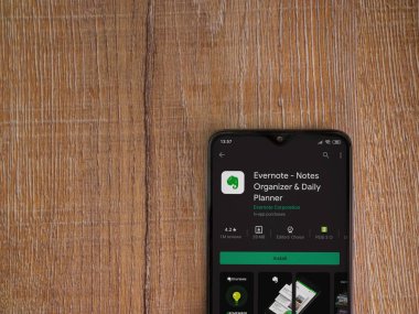 Lod, Israel - 8 Temmuz 2020: Evernote uygulaması oyun mağazası sayfası ahşap arka planda siyah bir cep telefonunun ekranında. Üst görünüm düzlüğü kopyalama alanı ile yatıyordu.