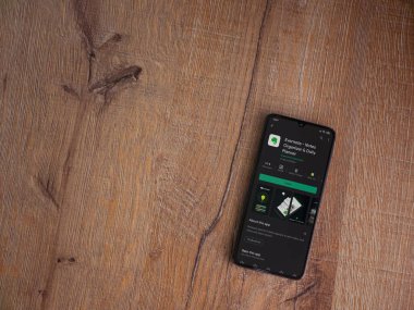 Lod, Israel - 8 Temmuz 2020: Evernote uygulaması oyun mağazası sayfası ahşap arka planda siyah bir cep telefonunun ekranında. Üst görünüm düzlüğü kopyalama alanı ile yatıyordu.