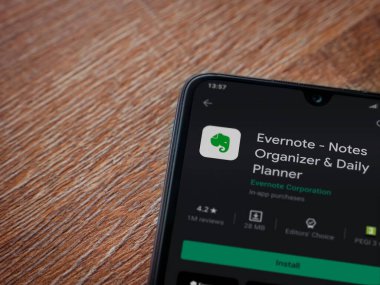 Lod, Israel - 8 Temmuz 2020: Evernote uygulaması oyun mağazası sayfası ahşap arka planda siyah bir cep telefonunun ekranında. Üst görünüm düzlüğü kopyalama alanı ile yatıyordu.