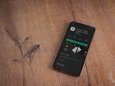 Lod, Israel - 8 Temmuz 2020: Evernote uygulaması oyun mağazası sayfası ahşap arka planda siyah bir cep telefonunun ekranında. Üst görünüm düzlüğü kopyalama alanı ile yatıyordu.