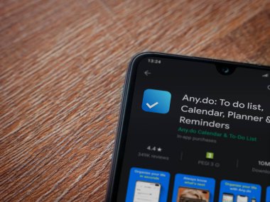 Lod, Israel - 8 Temmuz 2020: Herhangi bir uygulama oyun mağazası sayfası ahşap arka planda siyah bir cep telefonu ekranında. Üst görünüm düzlüğü kopyalama alanı ile yatıyordu.