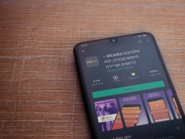 Lod, Israel - 8 Temmuz 2020: AllJobs uygulama oyun mağazası sayfası ahşap arka planda siyah bir cep telefonunun ekranında. Üst görünüm düzlüğü kopyalama alanı ile yatıyordu.