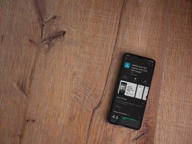 Lod, Israel - 8 Temmuz 2020: Adobe Scan uygulaması oyun mağazası sayfası ahşap arka planda siyah bir cep telefonu ekranında. Üst görünüm düzlüğü kopyalama alanı ile yatıyordu.
