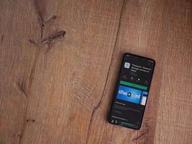 Lod, Israel - 8 Temmuz 2020: Parola uygulaması oyun mağazası sayfası ahşap arka planda siyah bir cep telefonunun ekranında. Üst görünüm düzlüğü kopyalama alanı ile yatıyordu.