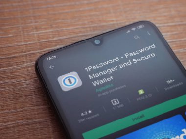 Lod, Israel - 8 Temmuz 2020: Parola uygulaması oyun mağazası sayfası ahşap arka planda siyah bir cep telefonunun ekranında. Üst görünüm düzlüğü kopyalama alanı ile yatıyordu.