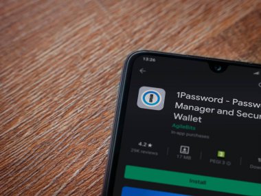 Lod, Israel - 8 Temmuz 2020: Parola uygulaması oyun mağazası sayfası ahşap arka planda siyah bir cep telefonunun ekranında. Üst görünüm düzlüğü kopyalama alanı ile yatıyordu.