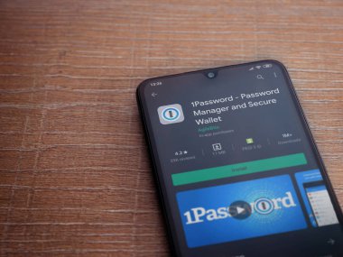 Lod, Israel - 8 Temmuz 2020: Parola uygulaması oyun mağazası sayfası ahşap arka planda siyah bir cep telefonunun ekranında. Üst görünüm düzlüğü kopyalama alanı ile yatıyordu.