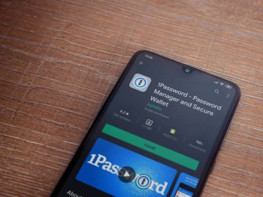 Lod, Israel - 8 Temmuz 2020: Parola uygulaması oyun mağazası sayfası ahşap arka planda siyah bir cep telefonunun ekranında. Üst görünüm düzlüğü kopyalama alanı ile yatıyordu.