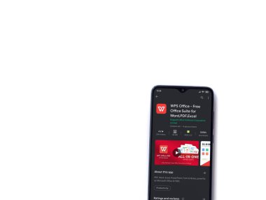 Lod, Israel - 8 Temmuz 2020: WPS Office uygulama oyun mağazası sayfası beyaz arkaplanda izole edilmiş siyah bir cep telefonu ekranında. Üst görünüm düzlüğü kopyalama alanı ile yatıyordu.