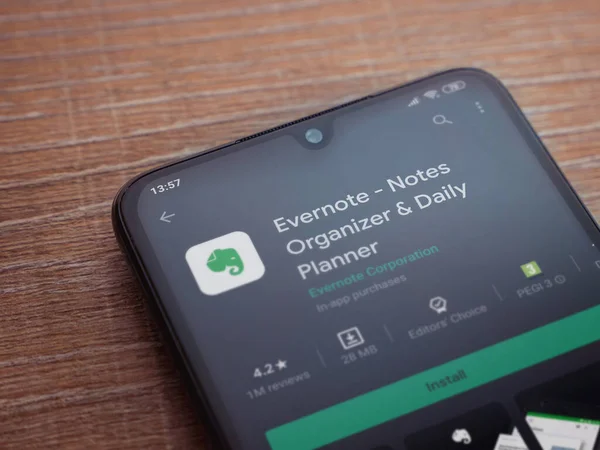 Lod, Israel - 8 Temmuz 2020: Evernote uygulaması oyun mağazası sayfası ahşap arka planda siyah bir cep telefonunun ekranında. Üst görünüm düzlüğü kopyalama alanı ile yatıyordu.