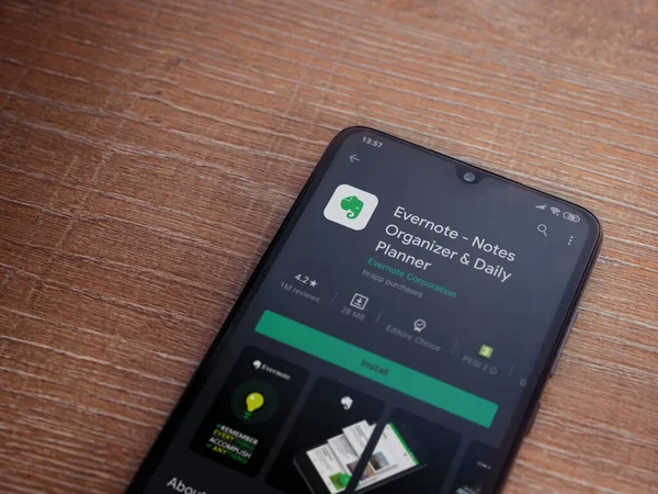Lod, Israel - 8 Temmuz 2020: Evernote uygulaması oyun mağazası sayfası ahşap arka planda siyah bir cep telefonunun ekranında. Üst görünüm düzlüğü kopyalama alanı ile yatıyordu.