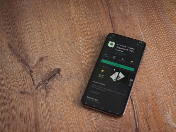 Lod, Israel - 8 Temmuz 2020: Evernote uygulaması oyun mağazası sayfası ahşap arka planda siyah bir cep telefonunun ekranında. Üst görünüm düzlüğü kopyalama alanı ile yatıyordu.