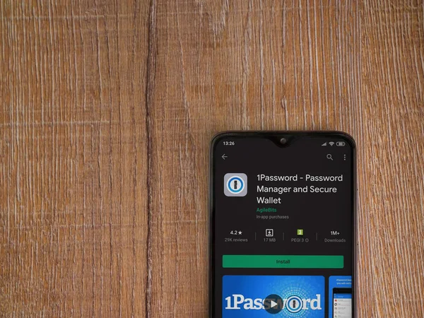 Lod, Israel - 8 Temmuz 2020: Parola uygulaması oyun mağazası sayfası ahşap arka planda siyah bir cep telefonunun ekranında. Üst görünüm düzlüğü kopyalama alanı ile yatıyordu.
