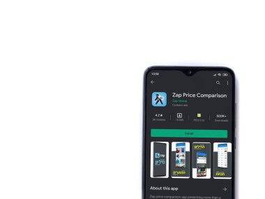 Lod, Israel - 8 Temmuz 2020: Zap Price Karşılaştırma uygulaması oyun mağazası sayfası beyaz arkaplanda izole edilmiş siyah bir cep telefonu ekranında. Üst görünüm düzlüğü kopyalama alanı ile yatıyordu.