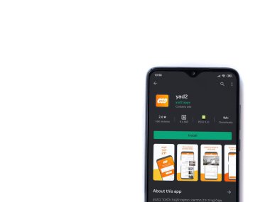 Lod, Israel - 8 Temmuz 2020: yad2 uygulama oyun mağazası sayfası beyaz arkaplanda izole edilmiş siyah bir cep telefonu ekranında. Üst görünüm düzlüğü kopyalama alanı ile yatıyordu.