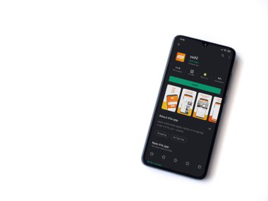 Lod, Israel - 8 Temmuz 2020: yad2 uygulama oyun mağazası sayfası beyaz arkaplanda izole edilmiş siyah bir cep telefonu ekranında. Üst görünüm düzlüğü kopyalama alanı ile yatıyordu.