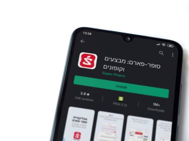 Lod, Israel - 8 Temmuz 2020: Süper Pharm uygulama oyun mağazası sayfası beyaz arkaplanda izole edilmiş siyah bir cep telefonu ekranında. Üst görünüm düzlüğü kopyalama alanı ile yatıyordu.
