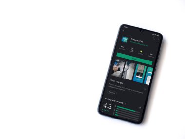 Lod, Israel - 8 Temmuz 2020: Beyaz arkaplanda izole edilmiş siyah bir cep telefonu ekranında uygulamalı oyun mağazası sayfasını tara. Üst görünüm düzlüğü kopyalama alanı ile yatıyordu.