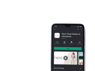 Lod, Israel - 8 Temmuz 2020: Sonraki uygulama oyun mağazası sayfası beyaz arka planda izole edilmiş siyah bir cep telefonu ekranında. Üst görünüm düzlüğü kopyalama alanı ile yatıyordu.