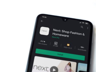 Lod, Israel - 8 Temmuz 2020: Sonraki uygulama oyun mağazası sayfası beyaz arka planda izole edilmiş siyah bir cep telefonu ekranında. Üst görünüm düzlüğü kopyalama alanı ile yatıyordu.