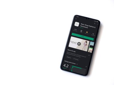 Lod, Israel - 8 Temmuz 2020: Sonraki uygulama oyun mağazası sayfası beyaz arka planda izole edilmiş siyah bir cep telefonu ekranında. Üst görünüm düzlüğü kopyalama alanı ile yatıyordu.