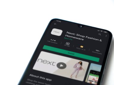 Lod, Israel - 8 Temmuz 2020: Sonraki uygulama oyun mağazası sayfası beyaz arka planda izole edilmiş siyah bir cep telefonu ekranında. Üst görünüm düzlüğü kopyalama alanı ile yatıyordu.