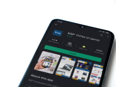 Lod, Israel - 8 Temmuz 2020: KSP uygulama oyun mağazası sayfası beyaz arkaplanda izole edilmiş siyah bir cep telefonu ekranında. Üst görünüm düzlüğü kopyalama alanı ile yatıyordu.