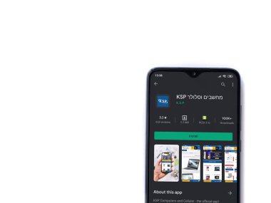 Lod, Israel - 8 Temmuz 2020: KSP uygulama oyun mağazası sayfası beyaz arkaplanda izole edilmiş siyah bir cep telefonu ekranında. Üst görünüm düzlüğü kopyalama alanı ile yatıyordu.