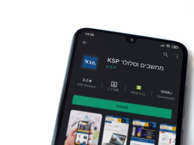 Lod, Israel - 8 Temmuz 2020: KSP uygulama oyun mağazası sayfası beyaz arkaplanda izole edilmiş siyah bir cep telefonu ekranında. Üst görünüm düzlüğü kopyalama alanı ile yatıyordu.