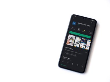 Lod, Israel - 8 Temmuz 2020: KSP uygulama oyun mağazası sayfası beyaz arkaplanda izole edilmiş siyah bir cep telefonu ekranında. Üst görünüm düzlüğü kopyalama alanı ile yatıyordu.