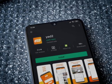 Lod, Israel - 8 Temmuz 2020: yad2 uygulama oyun mağazası sayfası metalik arka planda siyah bir cep telefonunun ekranında. Üst görünüm yatağını kapat.