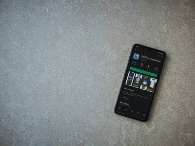 Lod, Israel - 8 Temmuz 2020: Zap Price Karşılaştırma uygulaması oyun mağazası sayfası seramik taş zemin üzerinde siyah bir cep telefonu görüntüsü. Üst görünüm düzlüğü kopyalama alanı ile yatıyordu.