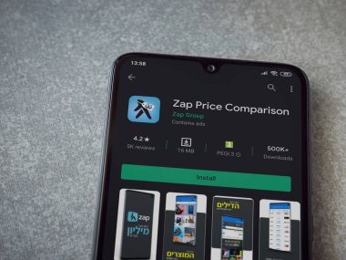 Lod, Israel - 8 Temmuz 2020: Zap Price Karşılaştırma uygulaması oyun mağazası sayfası seramik taş zemin üzerinde siyah bir cep telefonu görüntüsü. Üst görünüm düzlüğü kopyalama alanı ile yatıyordu.