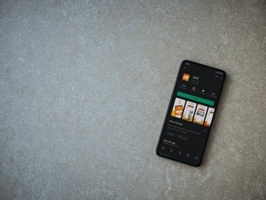 Lod, Israel - 8 Temmuz 2020: yad2 uygulama oyun mağazası sayfası seramik taş zemin üzerinde siyah bir cep telefonu görüntüsü. Üst görünüm düzlüğü kopyalama alanı ile yatıyordu.